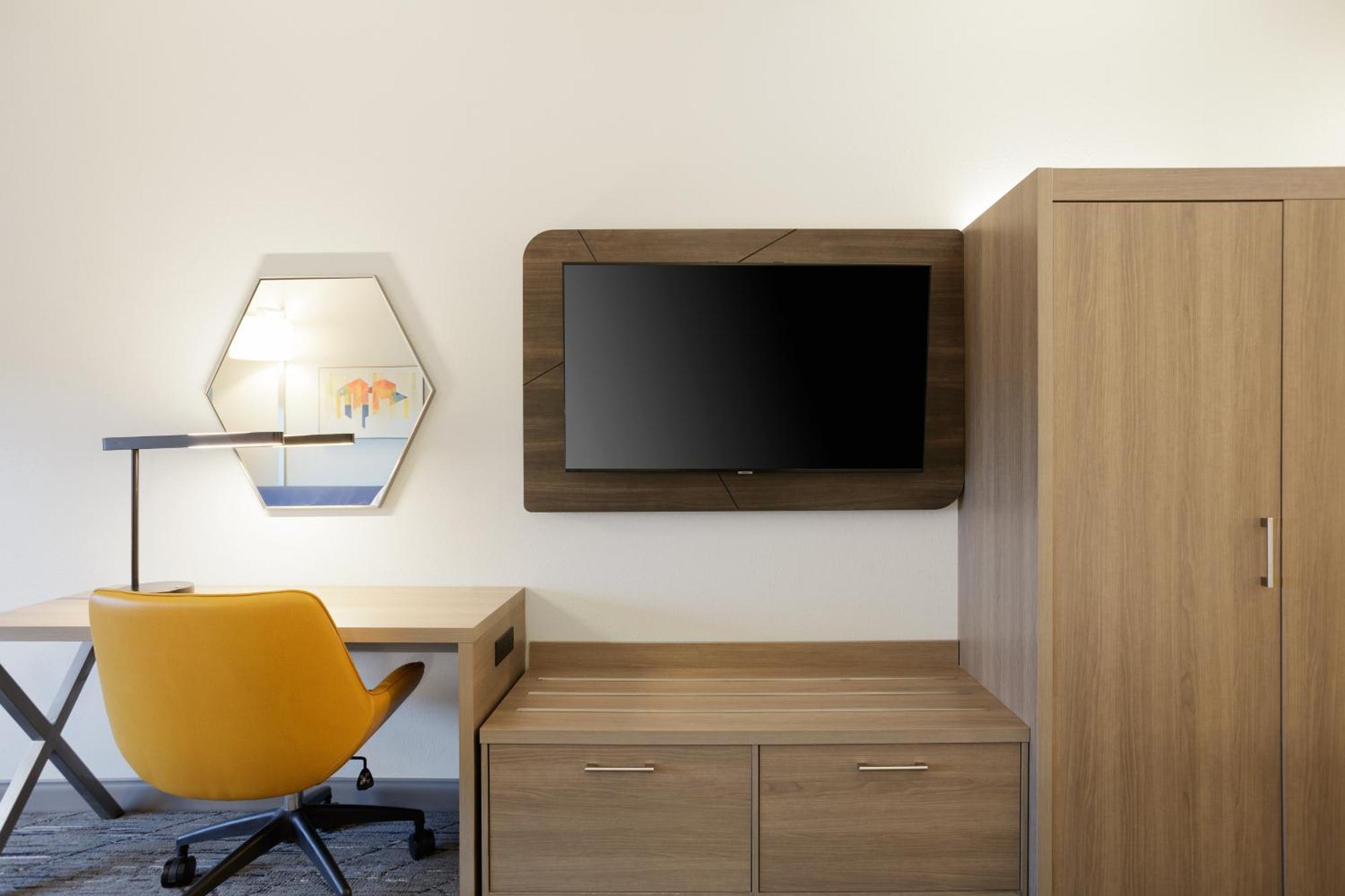 Holiday Inn Express & Suites Chicago North Shore - Niles By Ihg Dış mekan fotoğraf